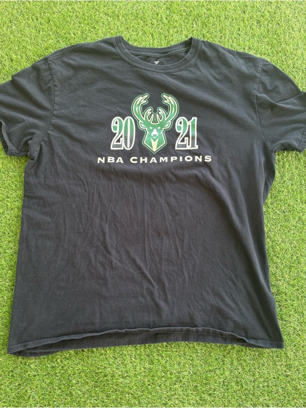 Milwaukee Bucks 2021 NBA Champions Fanatics T-Shirt XL